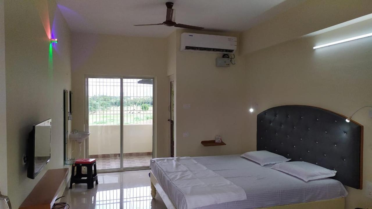 Srinivasa Hotel Tirupati Exterior foto