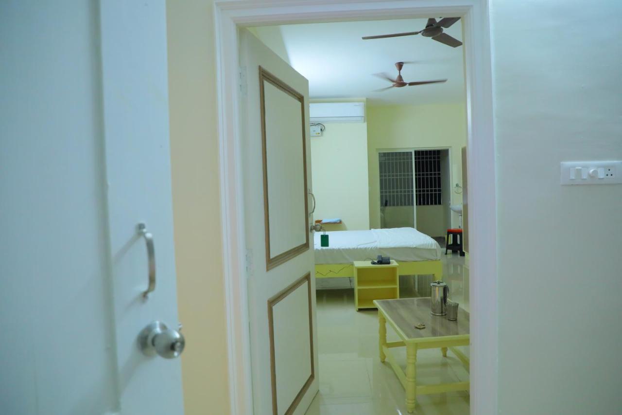 Srinivasa Hotel Tirupati Exterior foto