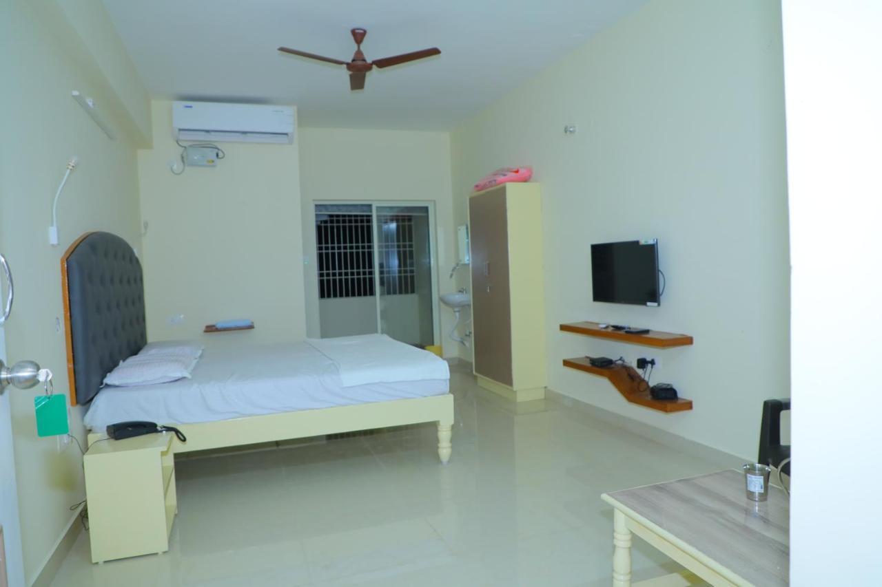 Srinivasa Hotel Tirupati Exterior foto