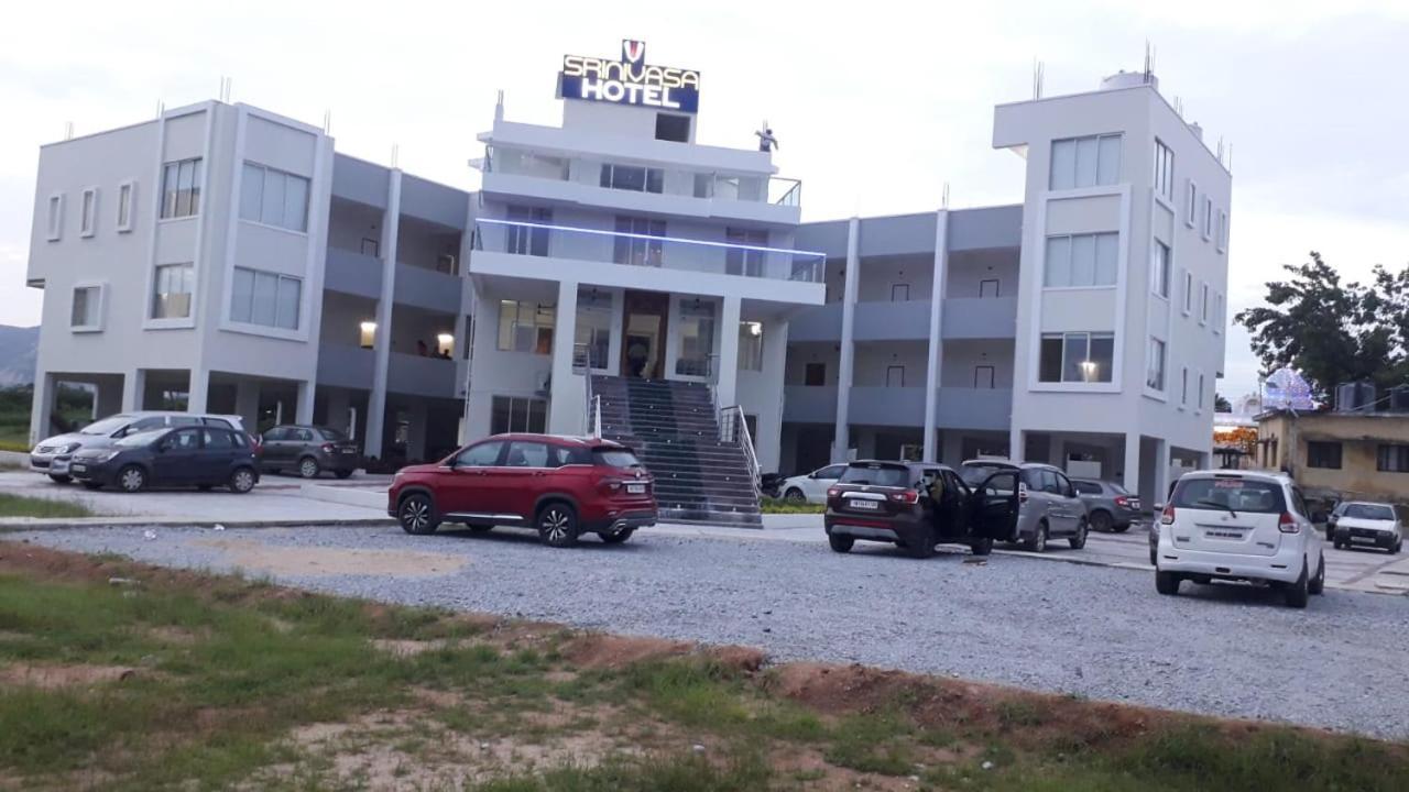 Srinivasa Hotel Tirupati Exterior foto